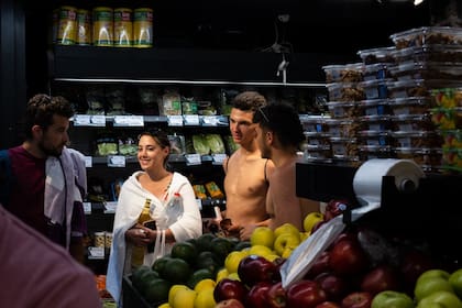 Un grupo de jóvenes compra en un supermercado de Tel Aviv camino a la playas de la ciudad