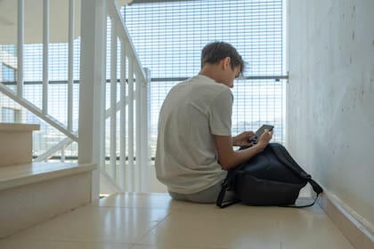 Así viven los adolescentes el acceso a la pornografía en sus celulares: “No recuerdo cuándo fue la primera vez”