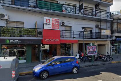 Un grupo de jóvenes orinó en un edificio y golpeó al encargado