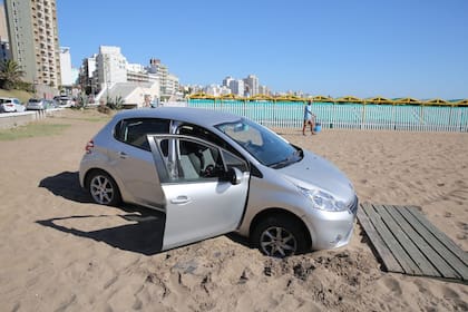 Un grupo de jóvenes quiso entrar a la playa con el auto