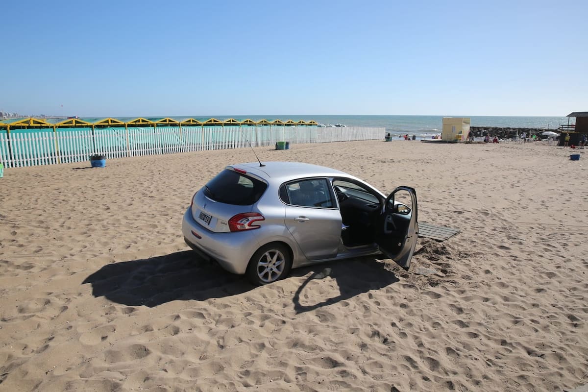 Un grupo de jóvenes quiso entrar a la playa con el auto