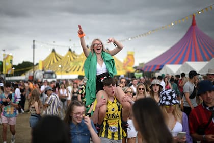 Un grupo de jóvenes se divierte en el festival de Reading, en el oeste de Londres