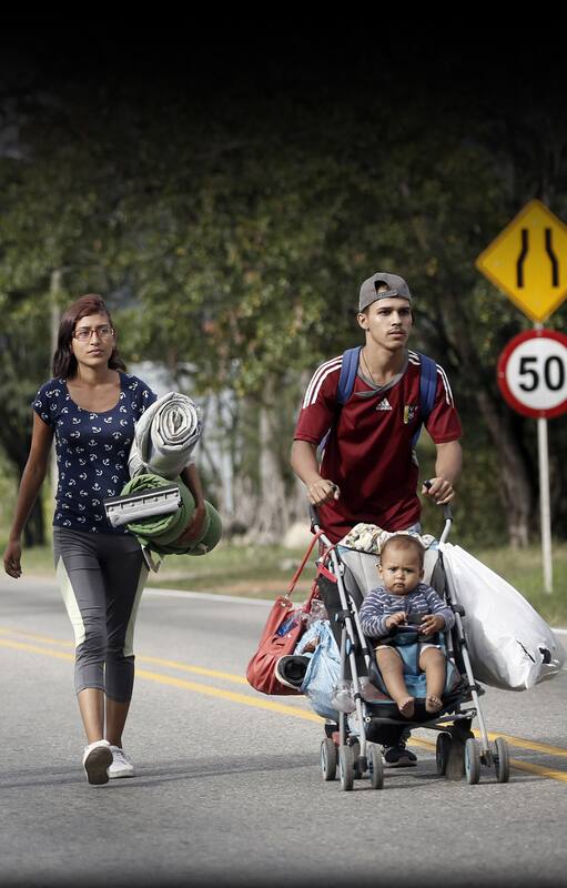 Un grupo de jóvenes venezolanos intentaran llegar a la Argentina caminando o a dedo. Ruta de Cucuta a Pamplona, Colombia 13 de Julio de 2018