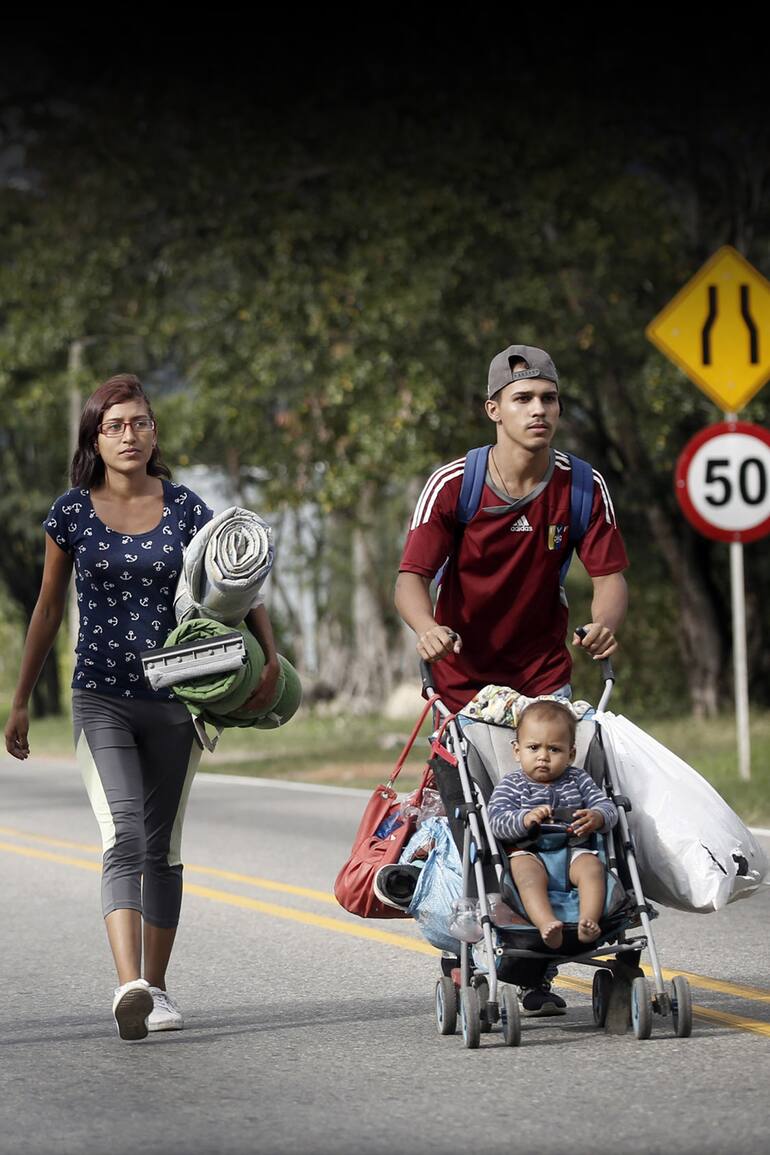 Un grupo de jóvenes venezolanos intentaran llegar a la Argentina caminando o a dedo. Ruta de Cucuta a Pamplona, Colombia 13 de Julio de 2018