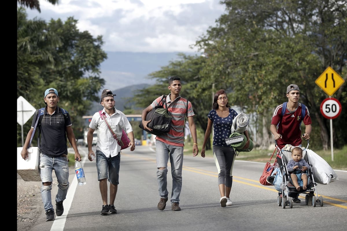 Un grupo de jóvenes venezolanos intentaran llegar a la Argentina caminando o a dedo. Ruta de Cucuta a Pamplona, Colombia 13 de Julio de 2018