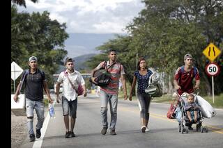 Una caminata de valientes que huyen de la miseria de Venezuela