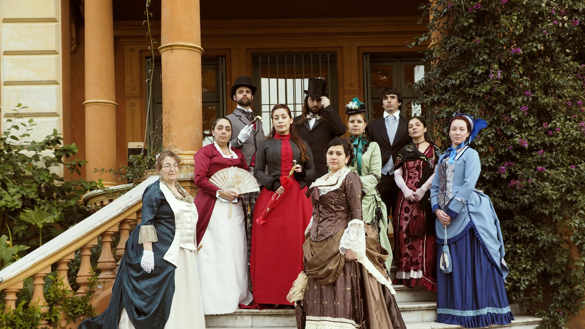 Un grupo de la Sociedad Victoriana Augusta Argentina en VIlla Ocampo.