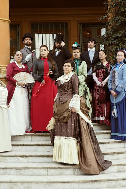Un grupo de la Sociedad Victoriana Augusta Argentina en VIlla Ocampo.