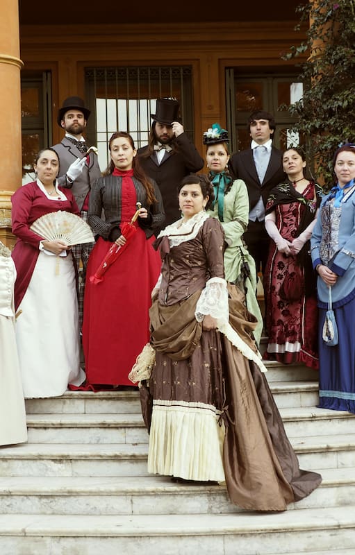 Un grupo de la Sociedad Victoriana Augusta Argentina en VIlla Ocampo.