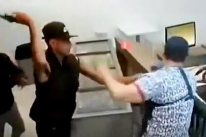 Un grupo de ladrones armados ingresó el domingo una heladería en Mar del Plata con intenciones de robarla y el empleado que atendía el local los hecho a los golpes