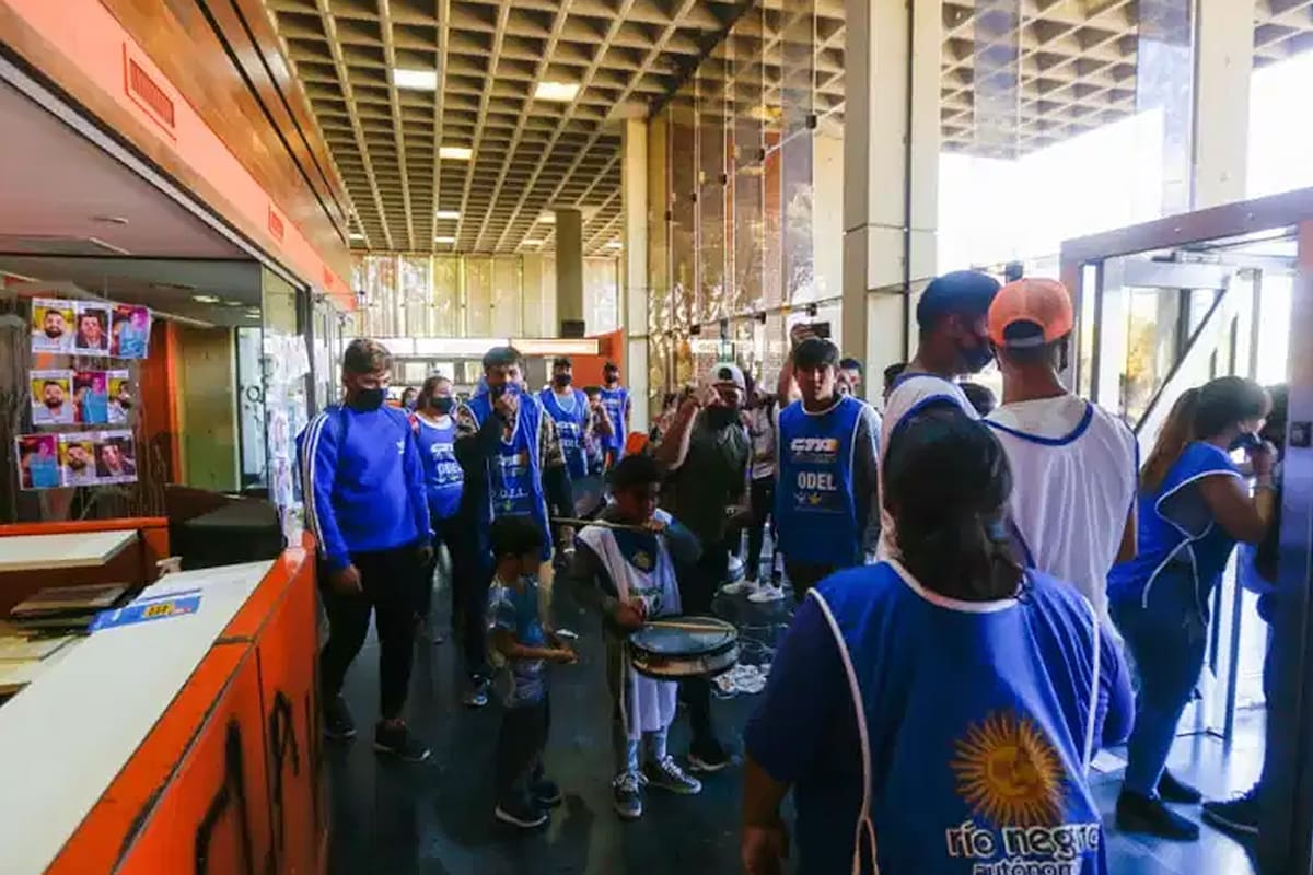 Un grupo de manifestantes de la CTA Autónoma ingresó violentamente, este mediodía, al edificio central del diario Río Negro