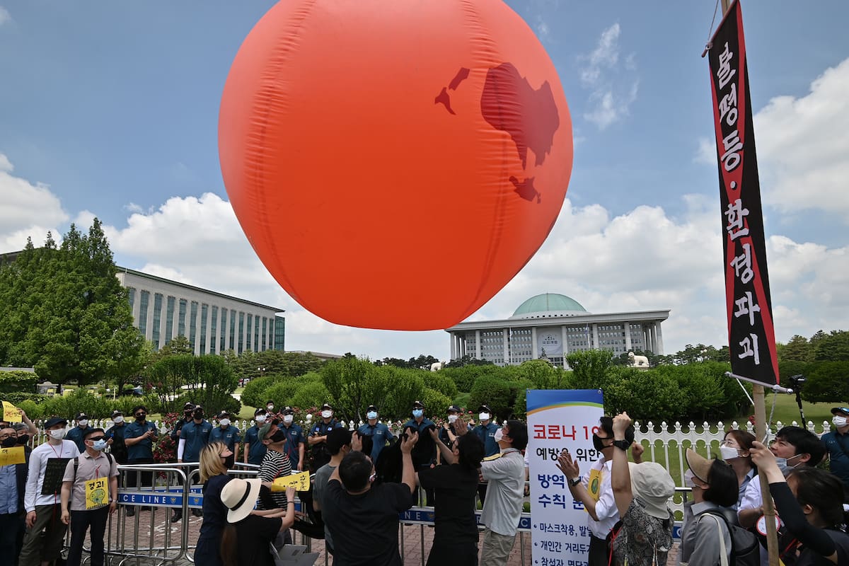 Un grupo de manifestantes en Corea del Sur protesta contra el cambio climático