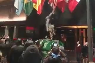 El momento en el que manifestantes incendiaron una bandera de Estados Unidos