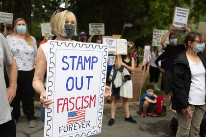 Un grupo de manifestantes protesta frente a la casa del director general de correos Louis DeJoy en Greensboro, Carolina del Norte, el 16 de agosto de 2020