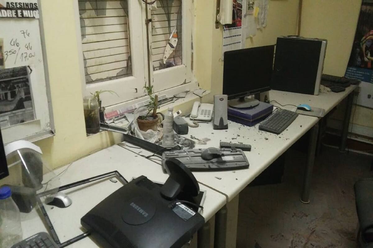 Un grupo de manifestantes provocaron destrozos en el edificio de Casa de Gobierno, en Rawson, en el marco de una marcha contra la minería en Chubut.