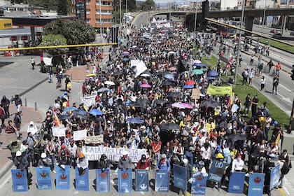 Un grupo de manifestantes se preparaban ayer para marchar por las calles de Bogotá en apoyo del paro nacional