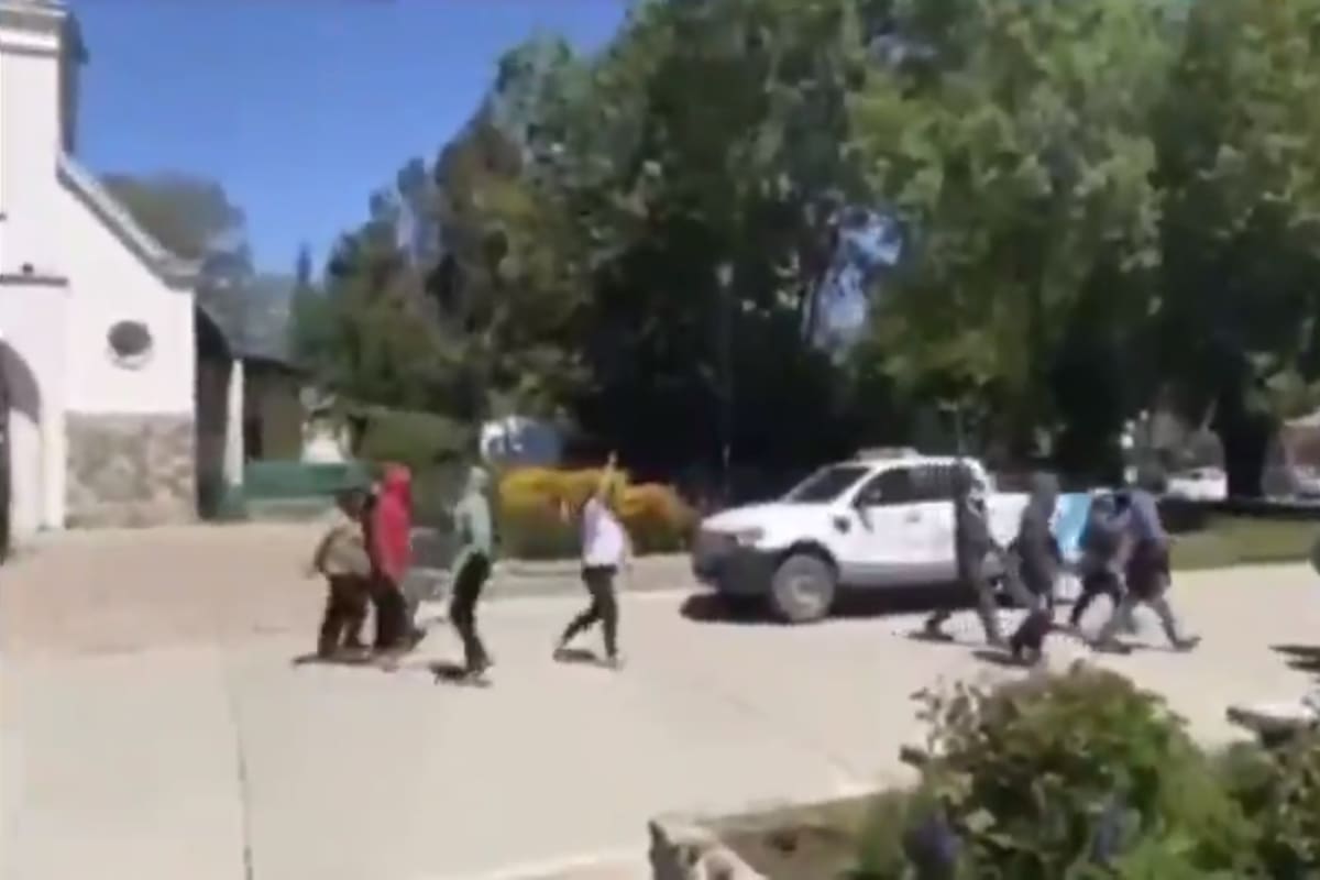 Un grupo de mapuches tomó una parroquia en El Bolsón (Río Negro) en reclamo contra un desalojo de tierras en Villa Mascardi y, tras retener a un cura, las personas se retiraron del lugar. Ahora, un video muestra cómo fue que salieron de la iglesia