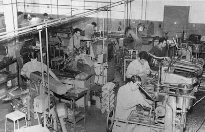Un grupo de matriceros trabaja en los primeros modelos de la marca, en la década de 1960