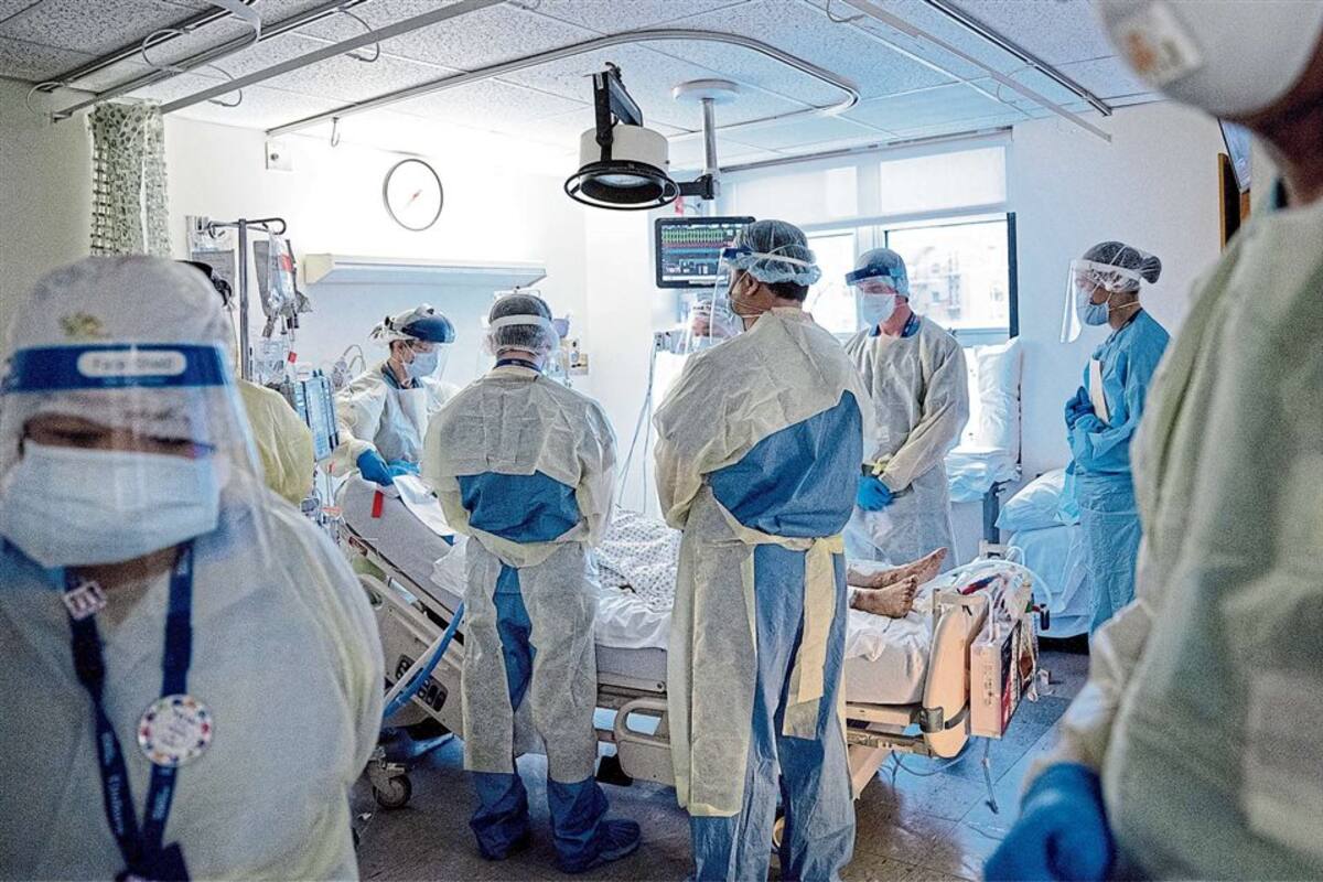 Un grupo de médicos, primera trinchera frente al Covid-19, atiende a un paciente en un hospital de Nueva York