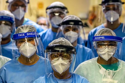 un grupo de médicos que trabajan con pacientes con coronavirrus
