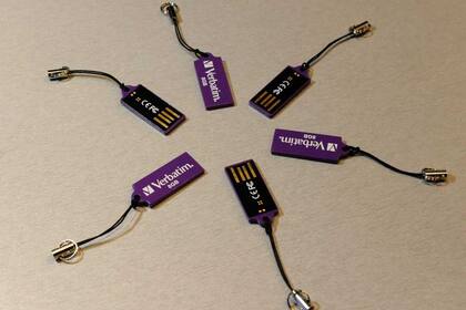 Un grupo de memorias USB. Según Ajay Bhatt, cocreador de la norma, la modalidad de conexión se debió a razones económicas