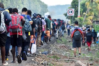 Un grupo de migrantes camina por el sur de México para buscar trabajo en otras zonas del país