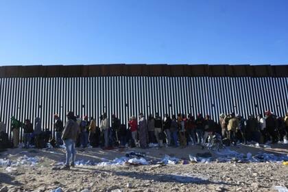 Un grupo de migrantes centroamericanos avanza por el Río Bravo, guiados por la esperanza de una vida mejor.