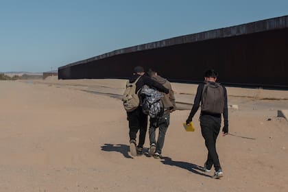 Un grupo de migrantes cerca de Algodones, Baja California, México, el 2 de diciembre del  2021. (Foto AP/Felix Marquez)