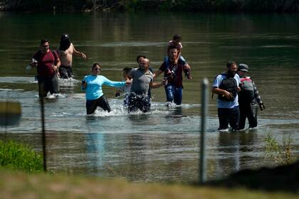Un grupo de migrantes cruza el Río Bravo cerca de Del Río, Texas, el 16 de junio del 2021.  (Foto AP/Eric Gay)