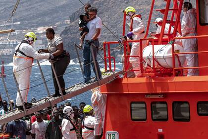 Un grupo de migrantes desembarca en el puerto de "La Estaca" en Valverde, en la isla de El Hierro, en las Islas Canarias, España