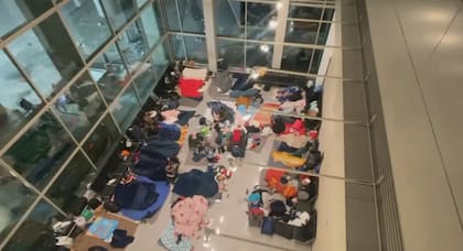 Un grupo de migrantes duerme en el Boston Logan Aeropuerto Internacional