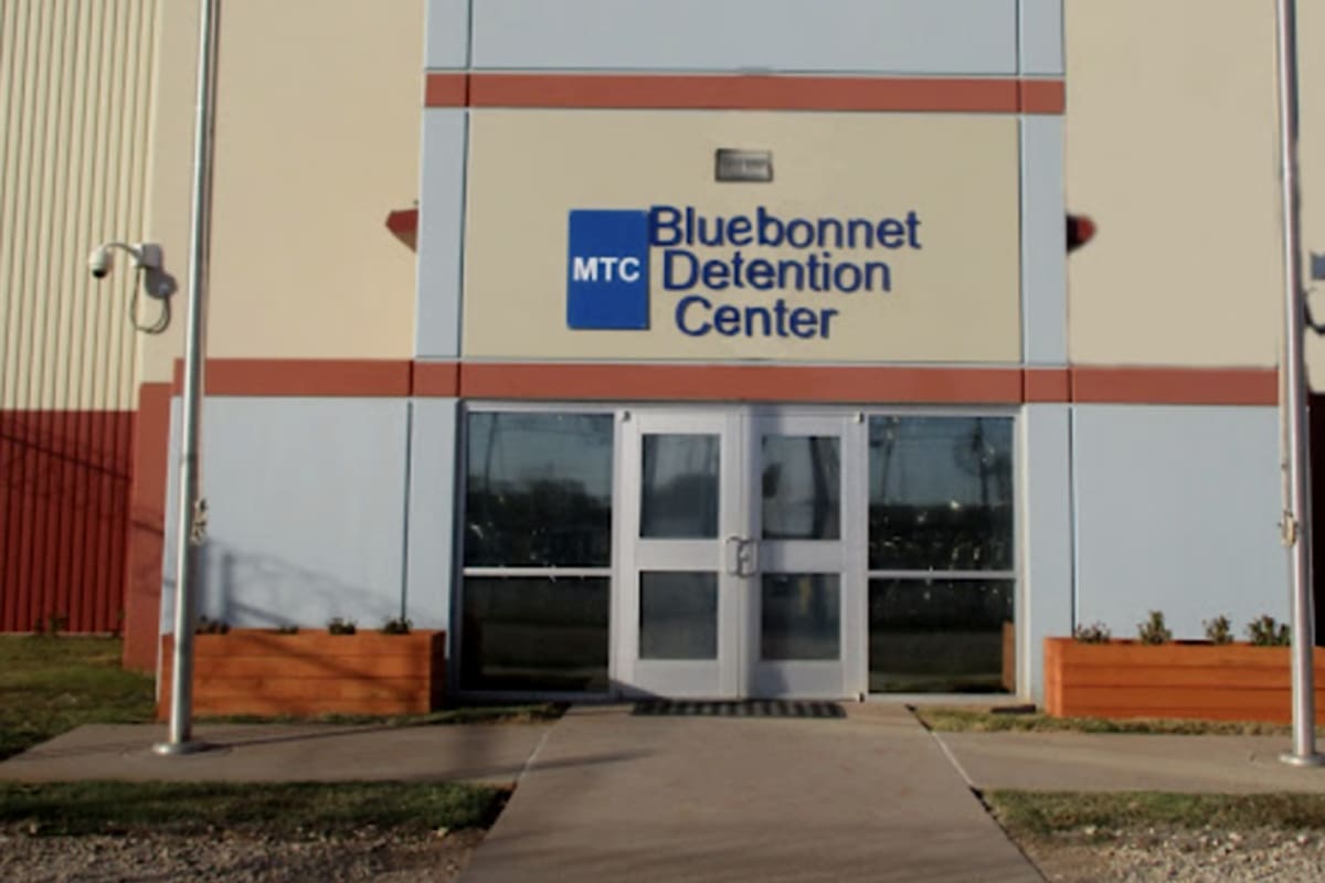 Un grupo de migrantes pude ayuda desde un centro de detención en Texas