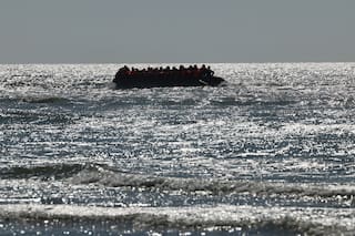 Mueren un niño y dos mujeres en embarcación de migrantes desde Francia a Gran Bretaña