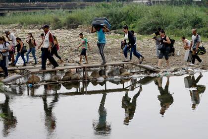 Un grupo de migrantes venezolanos cruza Cúcuta, en Colombia
