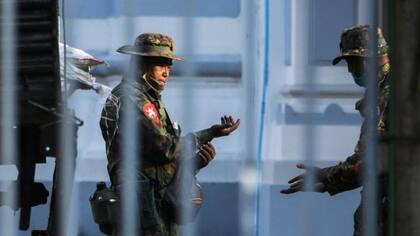 Un grupo de militares de Myanmar fueron vistos dentro del Ayuntamiento de Yangon, la capital del país.