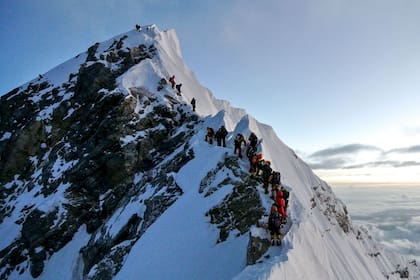 Un grupo de montañistas hace cumbre en el Everest, en mayo de 2016