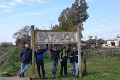 Un grupo de motociclistas recorriendo Bayauca