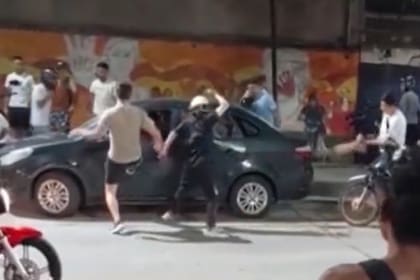 Un grupo de motoqueros destrozó un auto a golpes y agredió a sus ocupantes
