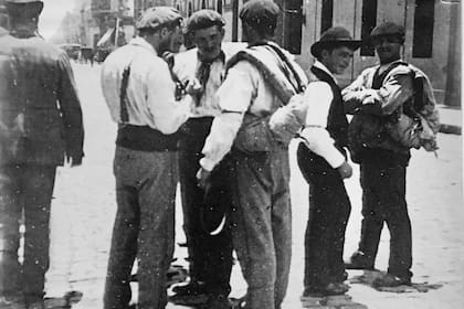 Un grupo de mozos de cordel en la calle San Martín, en pleno centro, aguardando ser contratados.