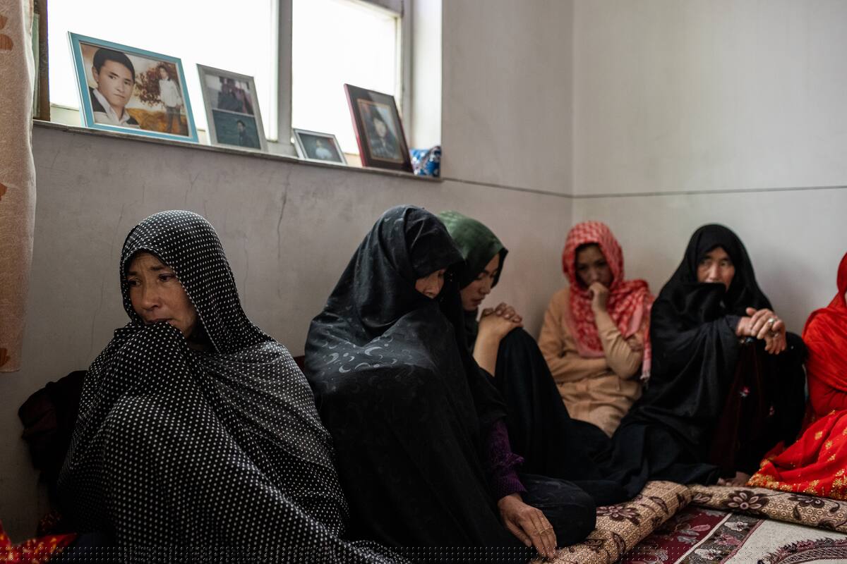 Un grupo de mujeres afganas desplazadas en Kabul (Jim Huylebroek/The New York Times)
