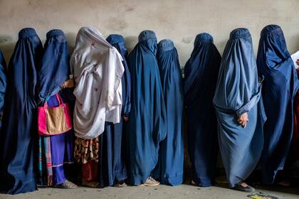 Un grupo de mujeres afganas esperan para recibir raciones de comida entregadas por un grupo humanitario en Kabul.