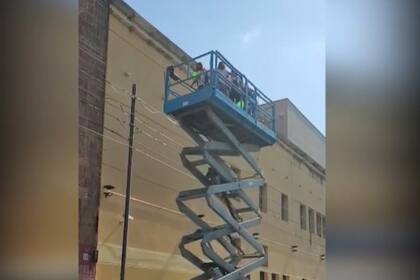 Un grupo de mujeres alquiló una grúa para saludar a una amiga que está internada con un cuadro de cáncer en el Hospital Fleming