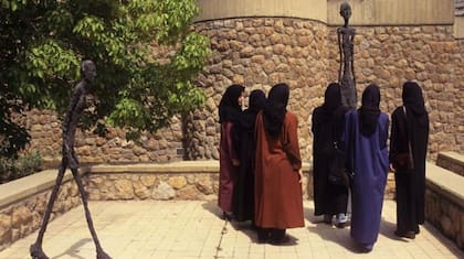 Un grupo de mujeres contemplando esculturas de Alberto Giacometti en el recinto del MACT, septiembre de 1993