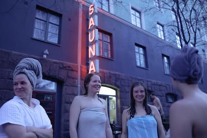 Un grupo de mujeres en un sauna en Helsinki