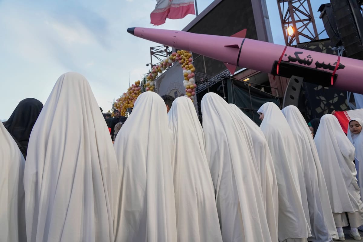 Un grupo de mujeres iraníes observan el misil "Khaybar-buster" en una plaza de Teherán