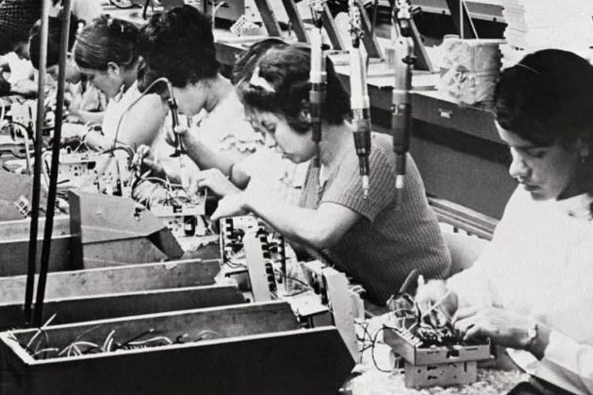 Un grupo de mujeres trabaja en una fábrica en Puerto Rico en 1970. Según la Biblioteca Nacional de Medicina de EE.UU., en 1982 un 41% de las mujeres casadas en el territorio estaba esterilizadas