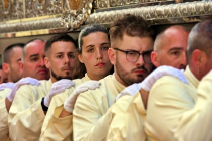 Un grupo de nazarenos es visto durante la procesión del Domingo de Pascua en Hospitalet
