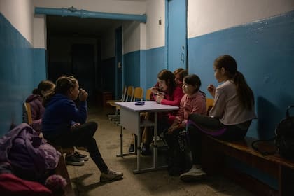 Un grupo de niñas en un refugio en Kherson, Ucrania, el 16 de febrero pasado. (Ivor Prickett/The New York Times)