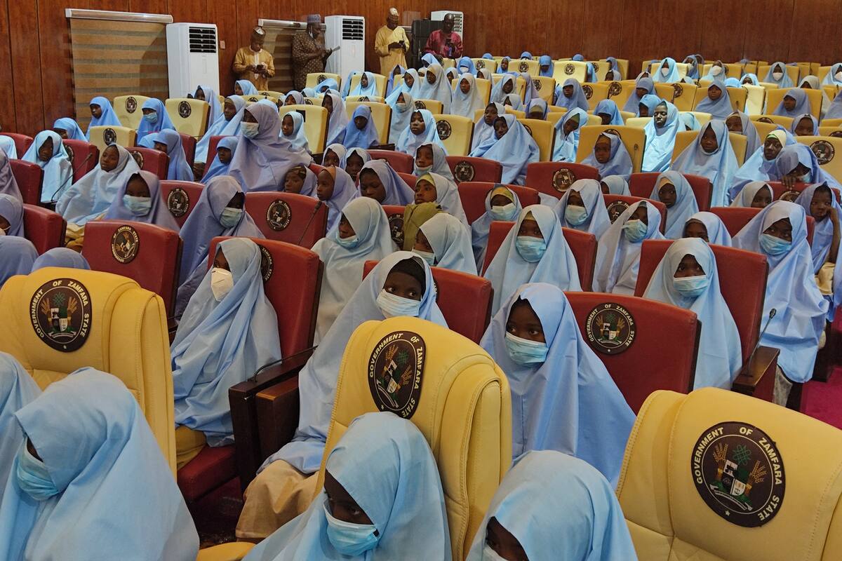 Un grupo de niñas previamente secuestradas en su internado en el norte de Nigeria llega el 2 de marzo de 2021 a la Casa de Gobierno en Gusau, estado de Zamfara, tras su liberación