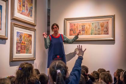 Un grupo de niños participa de una visita en el Museo Xul Solar.